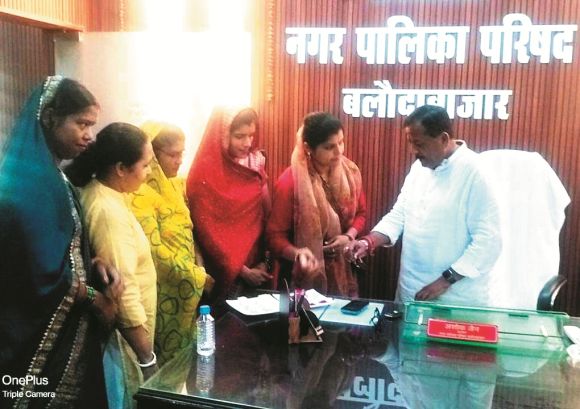  स्वसहायता समूह की महिलाओं ने पालिकाध्यक्ष को बांधा रक्षा सूत्र