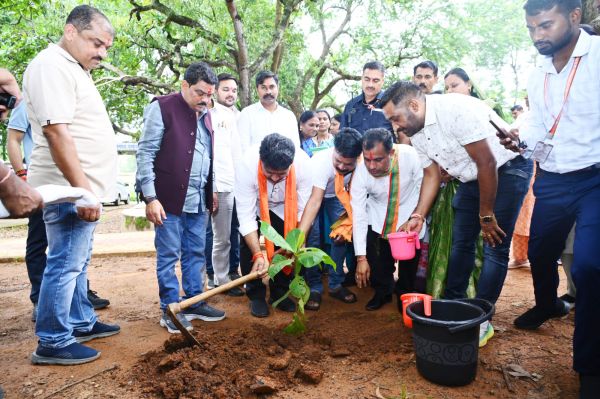उप मुख्यमंत्री शर्मा ने स्व-सहायता समूह की सदस्यों से की मुलाकात 