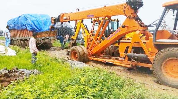 बारिश से फड़ का रास्ता बंद, भाठागांव में नहीं हो रहा धान का उठाव