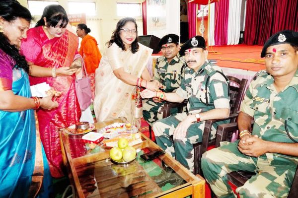 महिला संगठनों की बहनों ने बीएसएफ जवानों को बांधी राखी