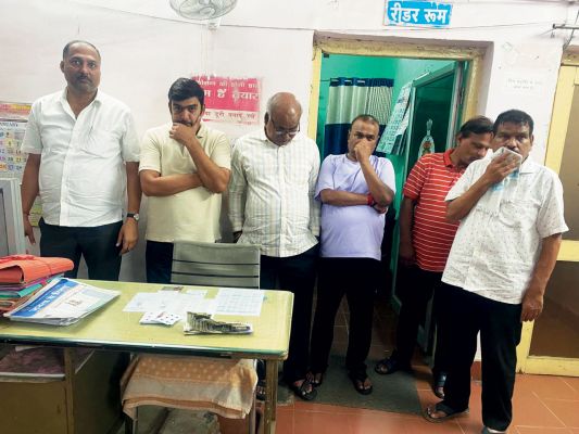 हैदराबाद से आकर दोस्तों के साथ गली में जुआ खेलते गिरफ्तार