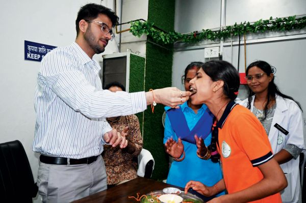 कलेक्टर ने मनोविकास केंद्र में बच्चों के साथ मनाया रक्षाबंधन