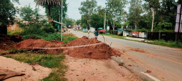 एयरटेल की जगह-जगह खुदाई,सडक़ पर छोड़ा मलबा, वाहन पेड़ से टकराई