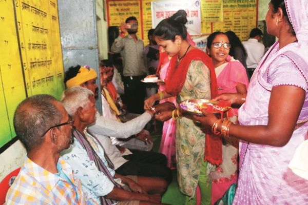 पीएम आवास हितग्राहियों को बहनों ने बांधी राखी 