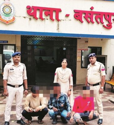 नाबालिग समेत 4 आरोपियों  ने की वाहन में तोडफ़ोड़