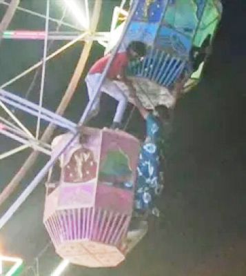 झूला झूलते बैलेंस बिगड़ा, लटकी महिला, युवक ने सुरक्षित उतारा