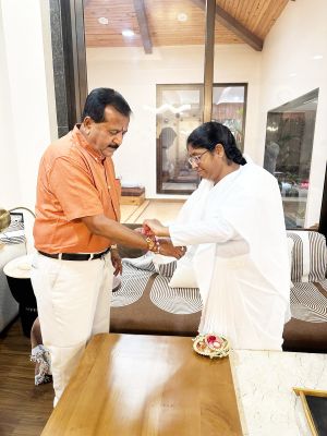 पालिका अध्यक्ष को प्रजापिता ब्रम्हकुमारी बहनों ने बांधी राखी