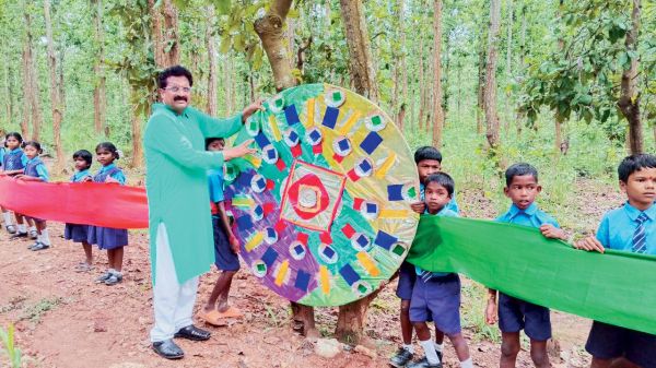 नन्हे हाथों ने पेड़ों को विशाल राखी बांध दिया पर्यावरण संरक्षण का संदेश