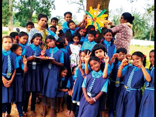 बच्चों  ने पेड़ को बांधी राखी, सुरक्षा का संकल्प