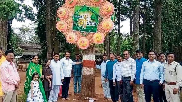 वन विभाग ने 5 फीट लंबी राखी बांध दिया पर्यावरण संरक्षण का संदेश