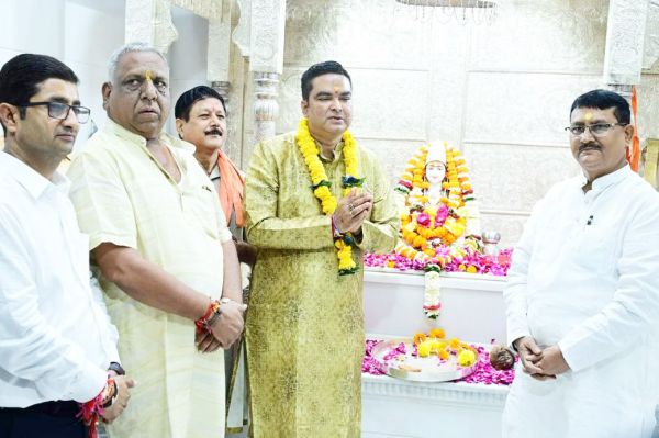 जन्मदिन पर तीन माह की मानदेय राशि से विधायक रिकेश ने लुधियाना से मंगाई मशीन मंदिर समिति को समर्पित की 