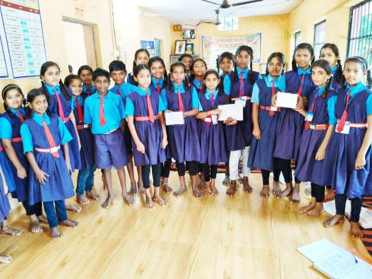 स्कूली छात्राओं ने सीमा में तैनात जवानों के लिए भेजी राखी