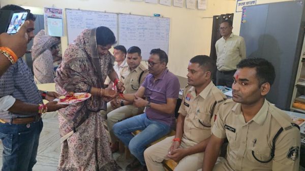 रक्षाबंधन पर विधायक लहरे ने पुलिस भाइयों को राखी बांधी
