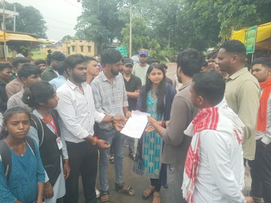 नए प्राचार्य की पदस्थापना के विरोध में विद्यार्थियों का चक्काजाम