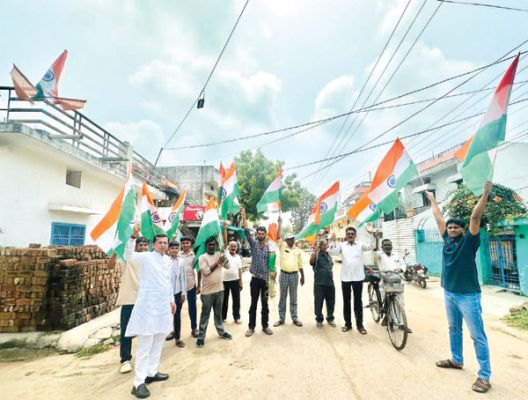 भाजपाइयों ने बठेना बस्ती घर-घर फहराया  तिरंगा