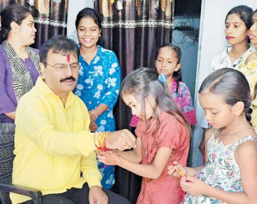 स्कूली बच्चों ने पूर्व जिलाध्यक्ष राजेन्द्र को राखी बांधी