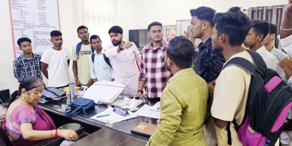 पीजी कॉलेज में एलएलबी फस्र्ट सेमेस्टर एडमिशन के लास्ट डेट पर कार्यालय में ताला