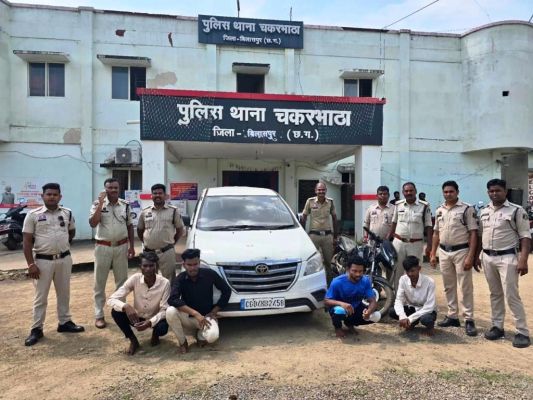  राहगीर की बाइक व पेट्रोल पंप से नगदी की लूट, 4 कार सवार आरोपी गिरफ्तार