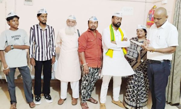 निगम की अव्यवस्थाओं  पर आप ने सौंपा ज्ञापन