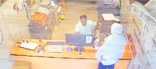 आंख में मिर्ची झोंककर दुकानदार से मारपीट, जुर्म दर्ज