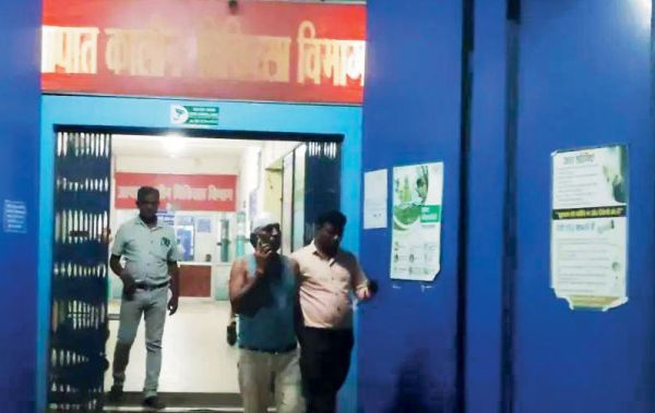 2 गुटों में मारपीट के बाद घायलों को लेकर अस्पताल पहुंची पुलिस