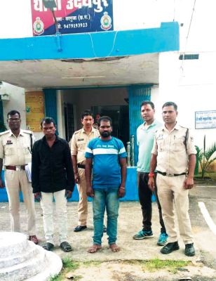 दुकान में चोरी, 2 फरार आरोपी गिरफ्तार