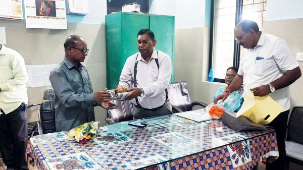 लखनपुर सीएचसी के ड्रेसर की सेवानिवृत्ति  पर विदाई समारोह