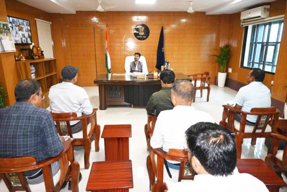 सघन जांच अभियान चलाकर उर्वरक की कालाबाजारी पर करें कार्रवाई -कलेक्टर