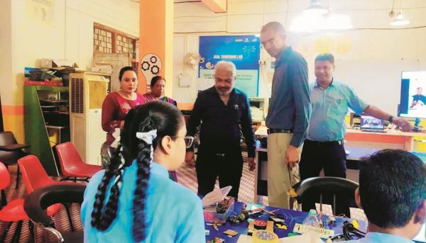 विद्यार्थियों ने 60 मिनट में बनाया वैक्यूम क्लीनर