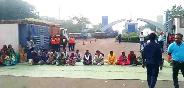 जेएसडब्ल्यू कंपनी के खिलाफ ग्रामीणों ने शुरू किया आंदोलन