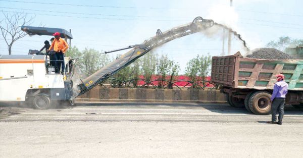 सडक़ के ऊपर सडक़, सडक़ ऊंची-प्लिंथ नीची, बरसात का पानी तो घुसेगा ही