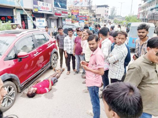 बाइक चलाते हार्टअटैक, कार से टकराकर मौत