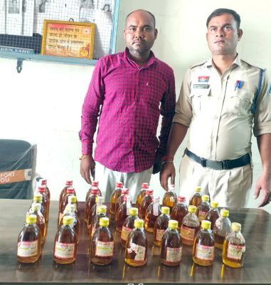 झोपड़ीनुमा होटल में शराब के साथ कोचिया गिरफ्तार