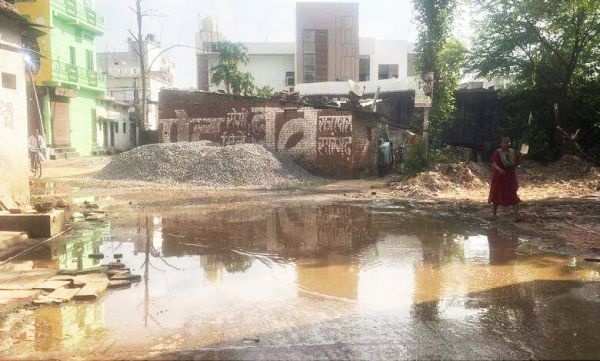 नाली जाम, सडक़  पर गंदा पानी