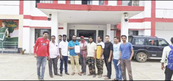 तालाब सफाई  की मांग, कलेक्टर को ज्ञापन