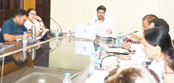 दो एसएडीओ, चार आरएईओ क़ो नोटिस