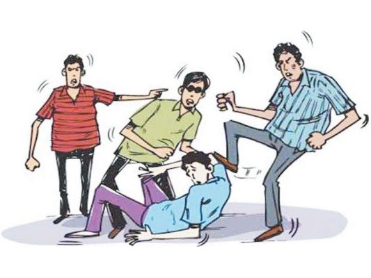 घरेलू विवाद, पुरानी रंजिश पर मारपीट, बेल्ट-बैट और बोतल से हमला