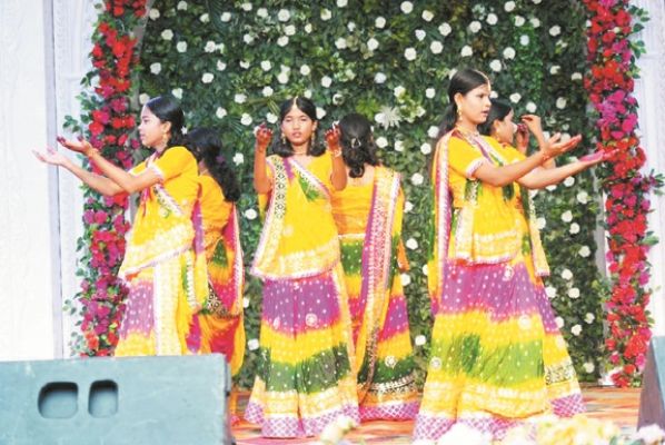 विद्यार्थियों ने मंच पर  सुंदर प्रस्तुतियां दी 