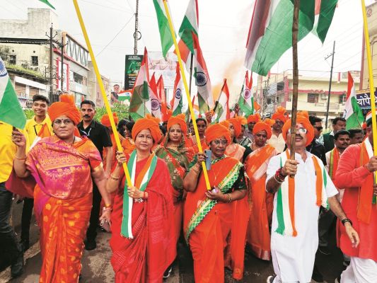 देशभक्ति का संदेश लेकर निकली तिरंगा रैली हर घर तिरंगा के संग गूंजे स्वच्छता के नारे