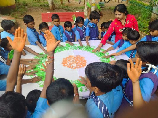 विद्यार्थियों ने विशाल तिरंगे के साथ निकाली हर घर तिरंगा रैली