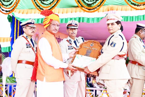 स्वतंत्रता दिवस समारोह-मुख्यमंत्री ने 35 पुलिस अधिकारियों एवं जवानों को पुलिस पदकों से किया सम्मानित