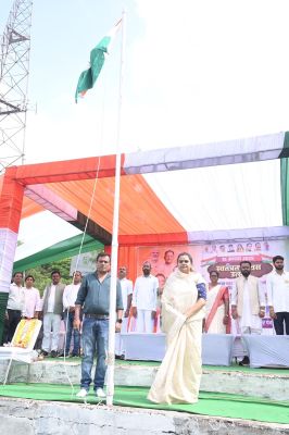 नपं अध्यक्ष ने ध्वजारोहण कर ली परेड की सलामी