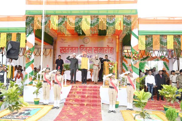 हर्षोल्लास के साथ मना  स्वतंत्रता दिवस, बृजमोहन ने किया ध्वजारोहण