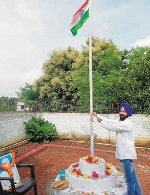 मानवाधिकार ने स्वामी विवेकानंद स्कूल जामुल में फहराया तिरंगा