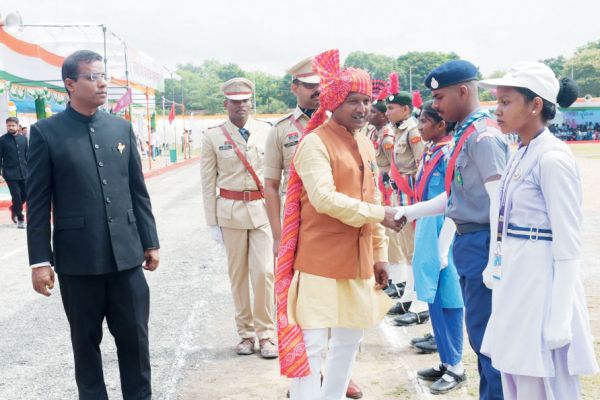 सारंगढ़ में सांसद राधेश्याम राठिया ने किया ध्वजारोहण