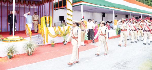 कृषि मंत्री नेताम ने ध्वजारोहण कर परेड की सलामी ली