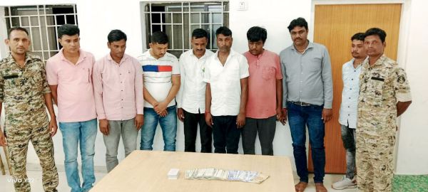 जंगल में जुआ, 8 गिरफ्तार
