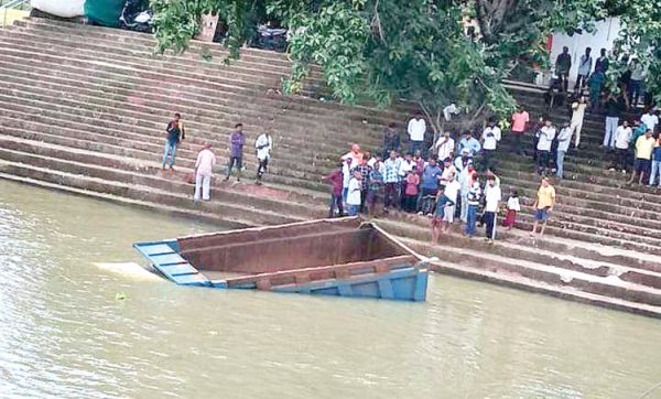 खारून नदी में गिरी हाइवा, ड्राइवर बाल बाल बचा