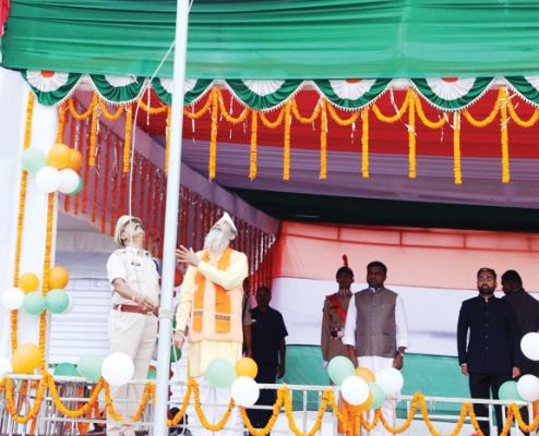 सांसद भोजराज ने ध्वजारोहण कर परेड की सलामी ली