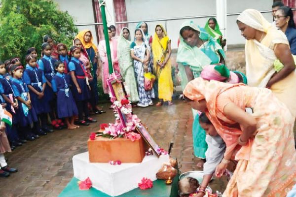शहीदों के स्कूल में दी श्रद्धांजलि